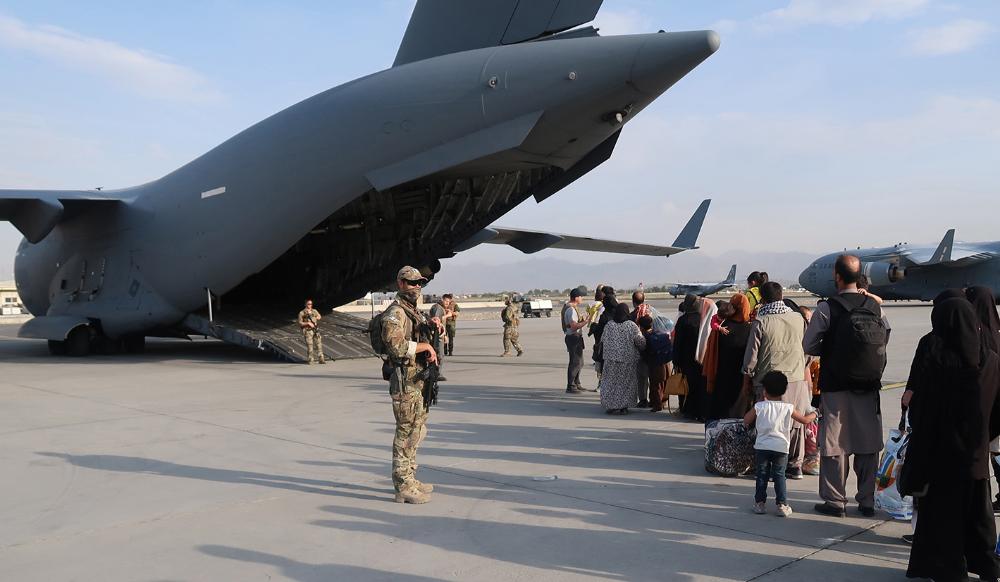 قوات فنلندية من التحالف في أفغانستان. جانب من عمليات الإخلاء في مطار كابول. الدفاع الفنلندية