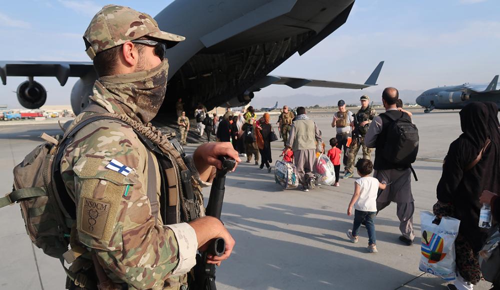 قوات فنلندية من التحالف في أفغانستان. جانب من عمليات الإخلاء في مطار كابول. الدفاع الفنلندية0