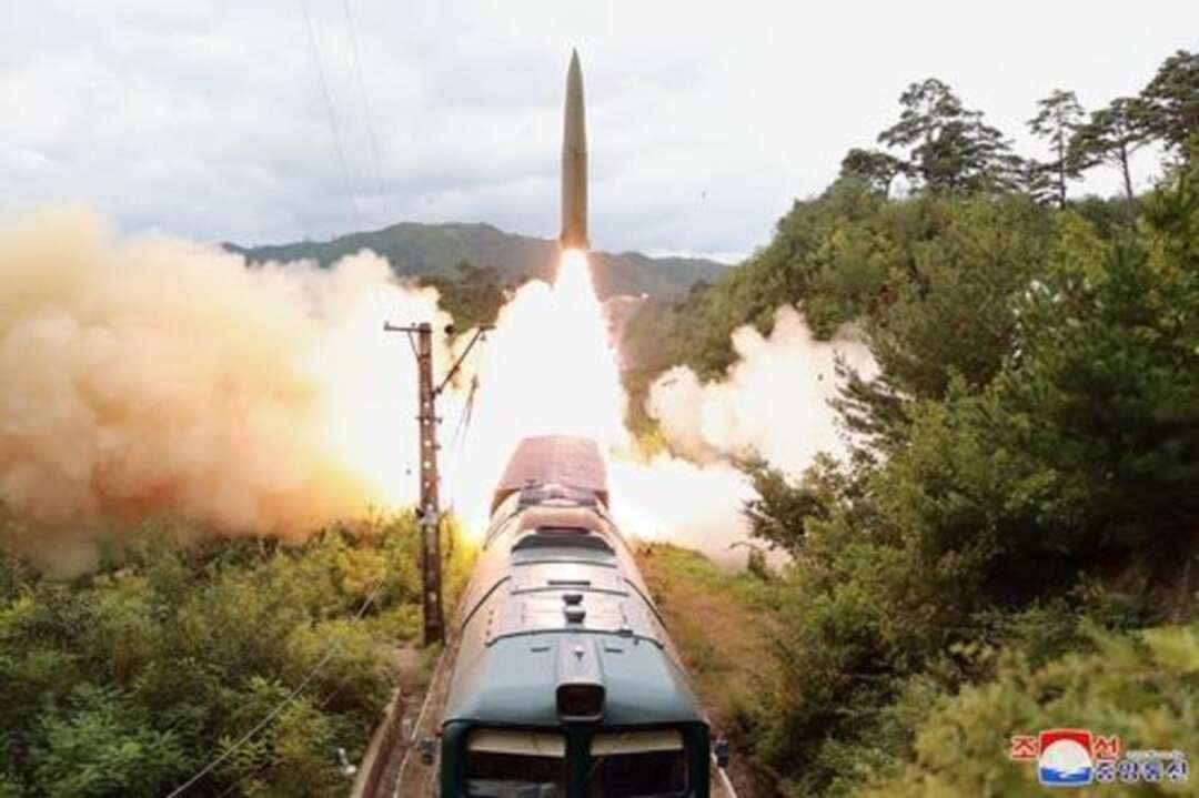 لحظة إطلاق صاروخ كوري شمالي من قطار أثناء تحركه. مصدر وكالة الأنباء الكورية الشمالية بوساطة وكالة يونهاب  الكورية الجنوبية للأنباء