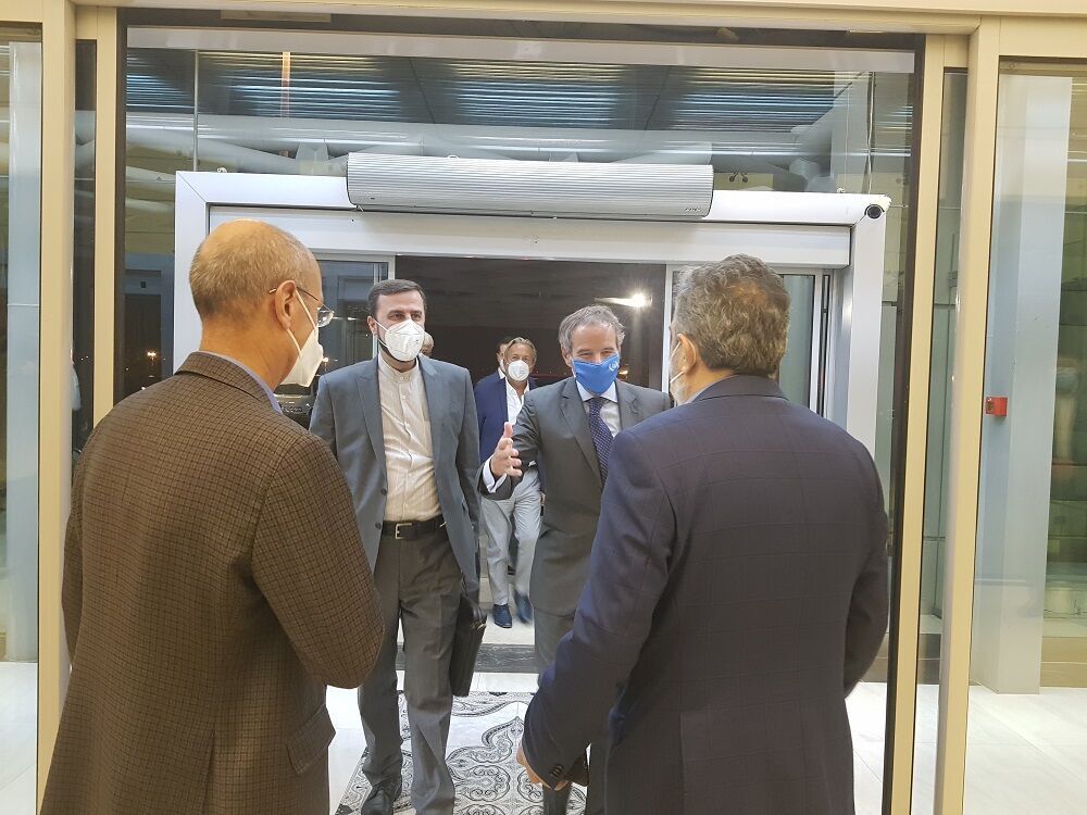 المدير العام للوكالة الدولية للطاقة الذرية رافائيل غروسي (وسط) يتحدث مع نائب رئيس منظمة الطاقة الذرية الإيرانية بهروز كمالوندي (يسار) عند وصوله إلى مطار الإمام الخميني الدولي في طهران ، 11 سبتمبر 2021. CFP 