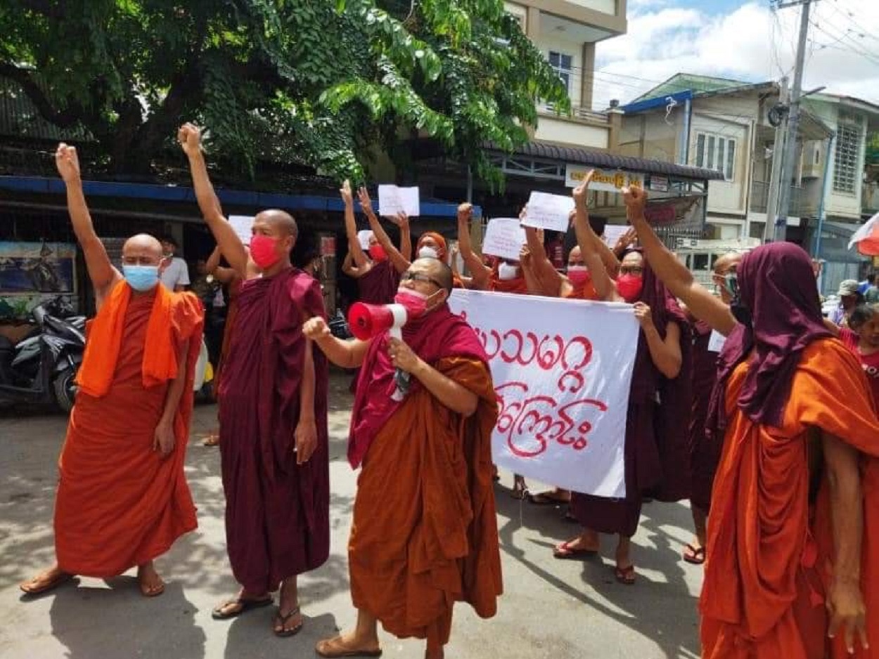 رهبان ميانمار يسيرون ضد المجلس العسكري