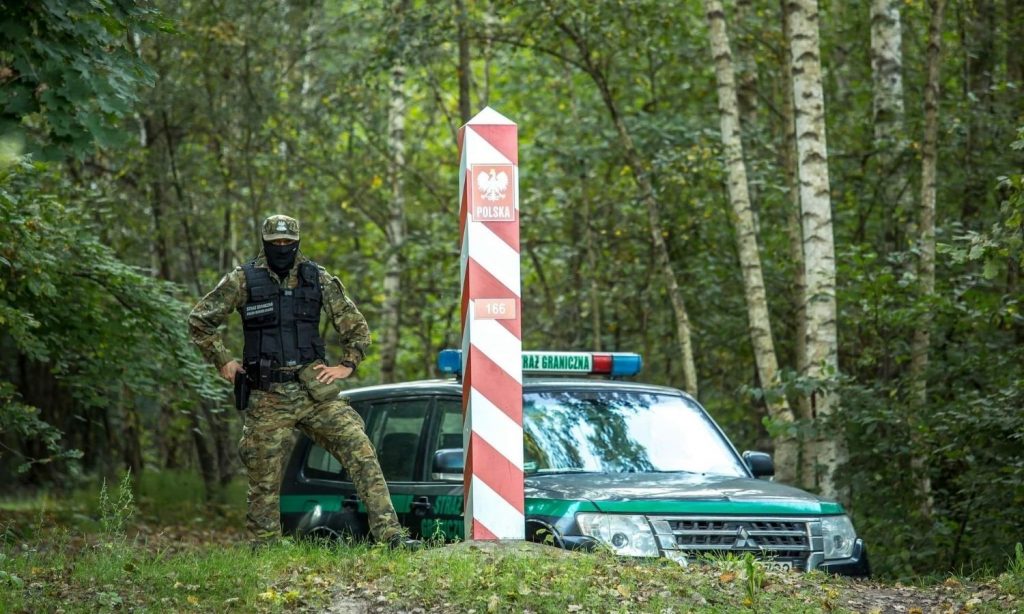 جندي بولندي على الحدود مع بيلاروسيا، حساب حرس الحدود البولندي/ تويتر