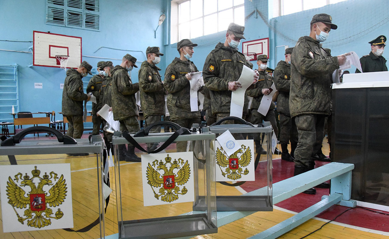 الجنود يصوتون في الانتخابات البرلمانية الروسية لعام 2021 في قرية بيشانكا ، إقليم ترانسبايكال.