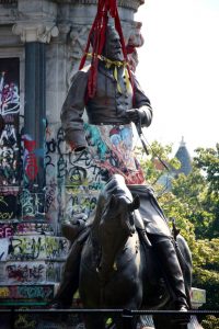 تمثال البرونز لقائد قوات الجَنُوب خلال الحرب الأهلية روبرت لي في فرجينيا. ويكيبيديا