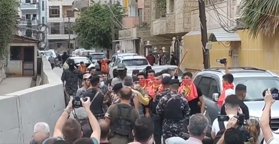 القامشلي.. اعتداء على محتجين/ صورة مجتزأة من فيديو