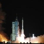 في هذه الصورة التي نشرتها وكالة أنباء شينخوا ، تم إطلاق سفينة الفضاء المأهولة شنتشو -13 ، فوق صاروخ حامل من طراز لونج مارش -2 إف ، من مركز جيوتشيوان لإطلاق الأقمار الصناعية في صحراء جوبي شمال غرب الصين ، في 16 أكتوبر 2021. عبر AP)