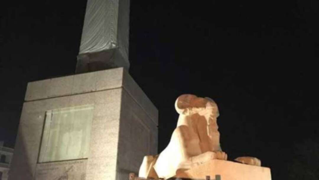 مصر تعتقل رجلاً حاول تكسير أشهر تمثال في ميدان التحرير