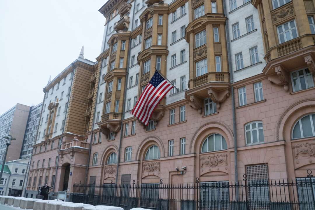 السفارة الأمريكية في موسكو قد تتوقف عن أداء مهامها