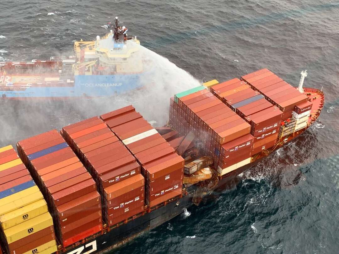 سقوط أكثر من 100 حاوية من سفينة تعرضت للحريق قبالة سواحل كندا