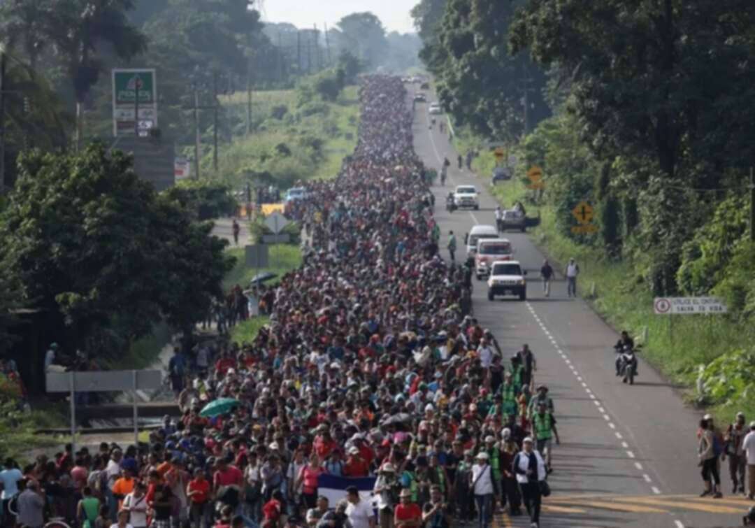 About 3,000 migrants advance slowly along highway near Mexico’s border with Guatemala