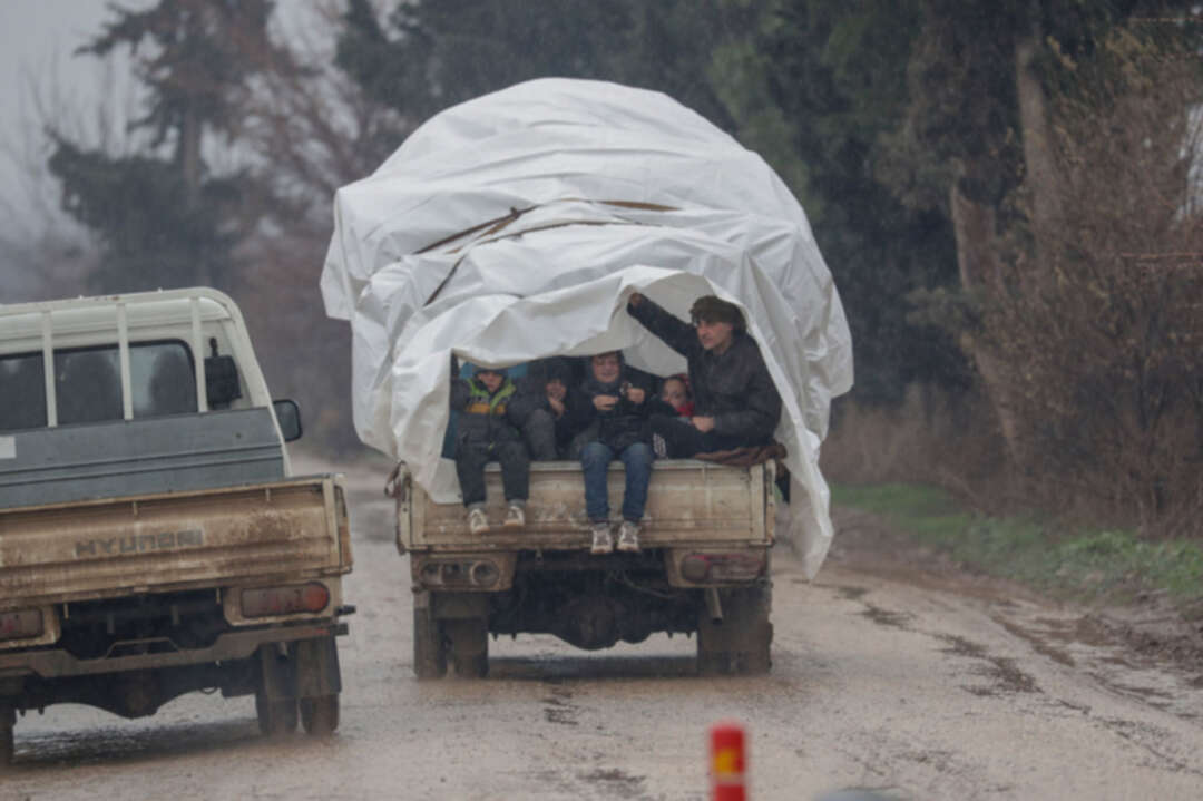 عائلات سورية تلجأ إلى عفرين في يناير الماضي، في ريف حلب الشمالي، بعد الهروب من النزاع في إدلب.