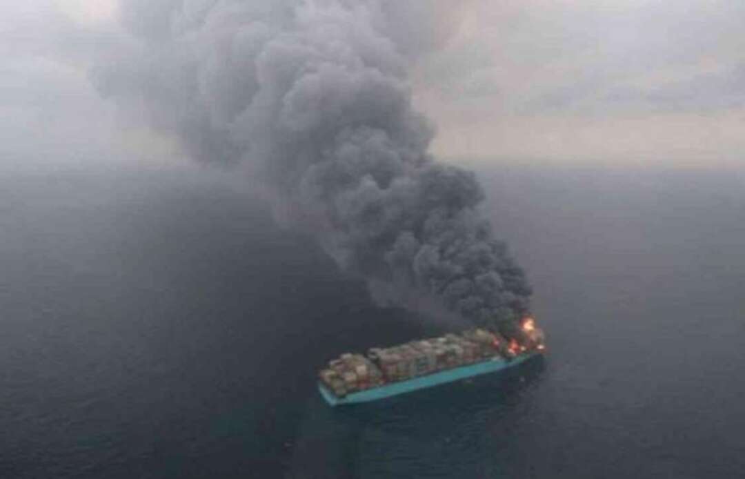 ناقلة الحاويات المشتعلة قبالة سواحل كندا تستمر بإطلاق الغاز