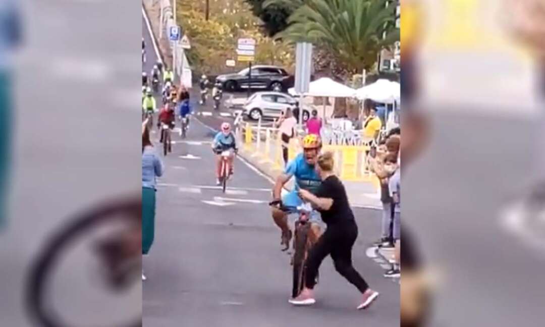 متسابق يدهس امرأة في سباق للدراجات (فيديو)