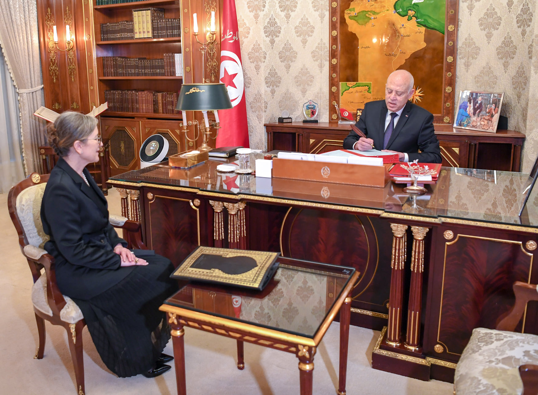 الرئيس التونسي قيس سعيّد مع رئيسة الحكومة الجديدة/ رئاسة الجمهورية التونسية/ فيسبوك
