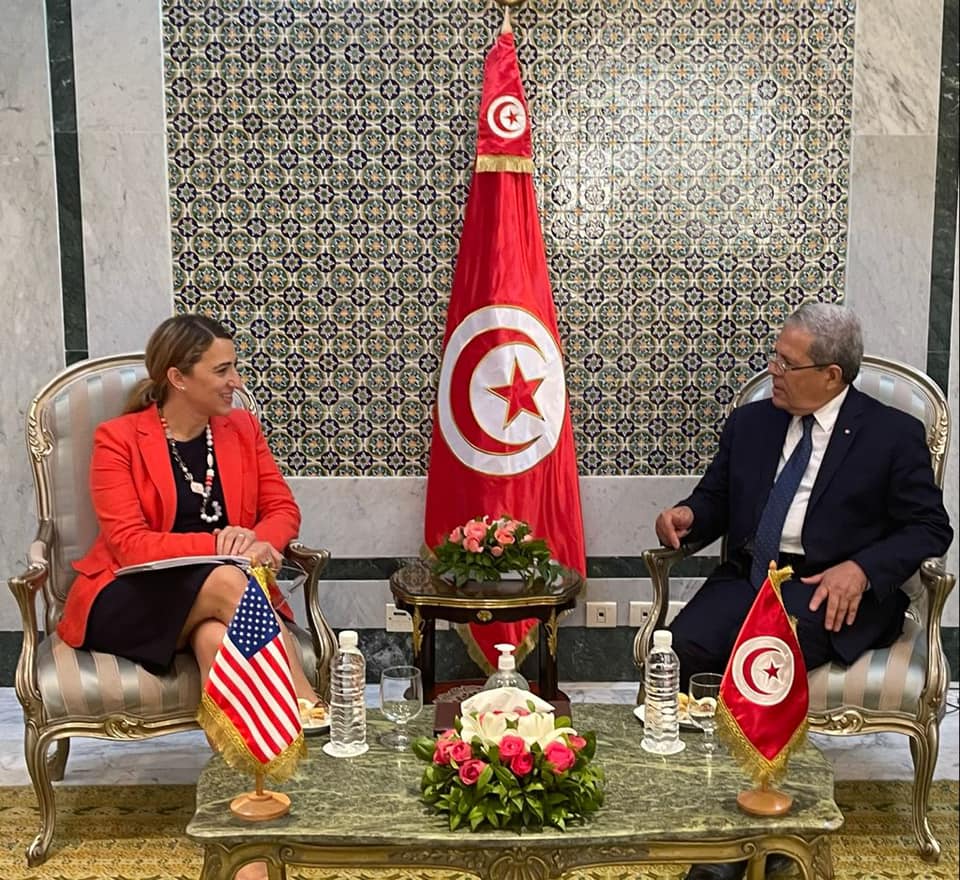 وزير الخارجية التونسي عثمان الجرندي، خلال لقائه يائيل لمبرت، مساعدة وزير الخارجية الأمريكي لشؤون الشرق الأدنى/ فيسبوك وزارة الخارجية التونسية