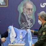  وزير الدفاع الإيراني أمير حاتمي. صورة متداولة لحدث إطلاق لقاح فخرا