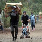 مهاجرون فنزويليون يعبرون الحدود الكولومبية. هجرة 