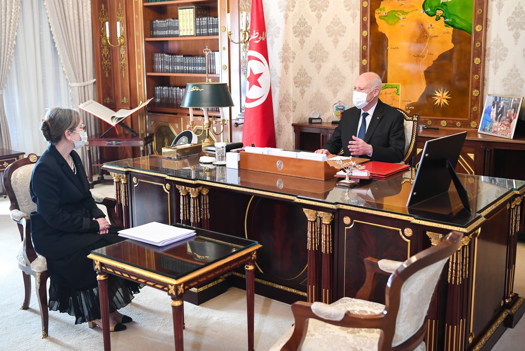 الرئيس التونسي خلال استقباله المكلفة بتشكيل الحكومة نجلاء بودن رمضان/ الرئاسة التونسية تويتر 
