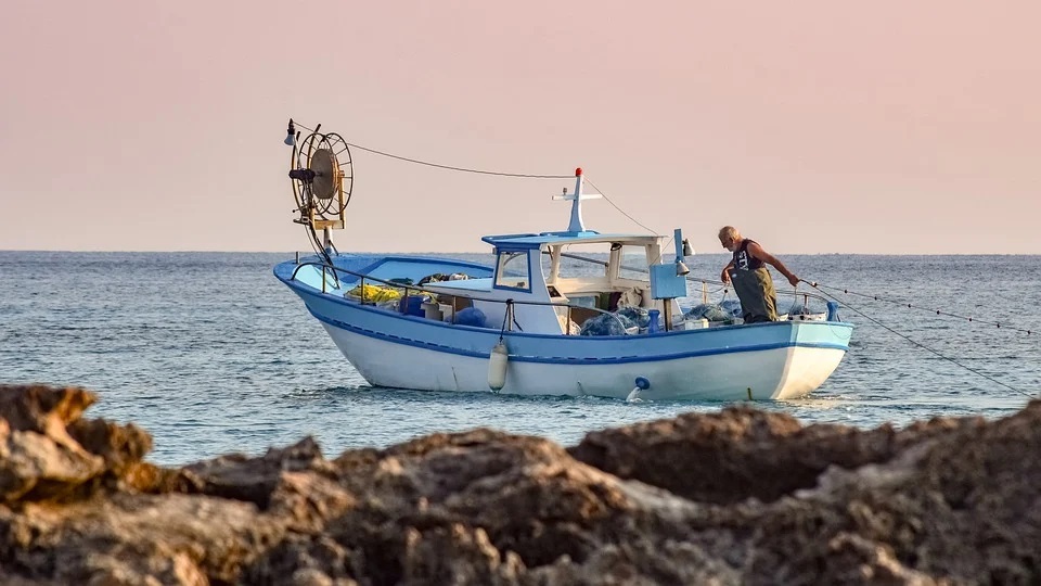 Fishing boat-Fisherman in the sea/Pixabay