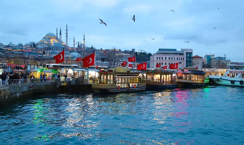 Turkey-Eminonu-Flag of Turkey/Pixabay