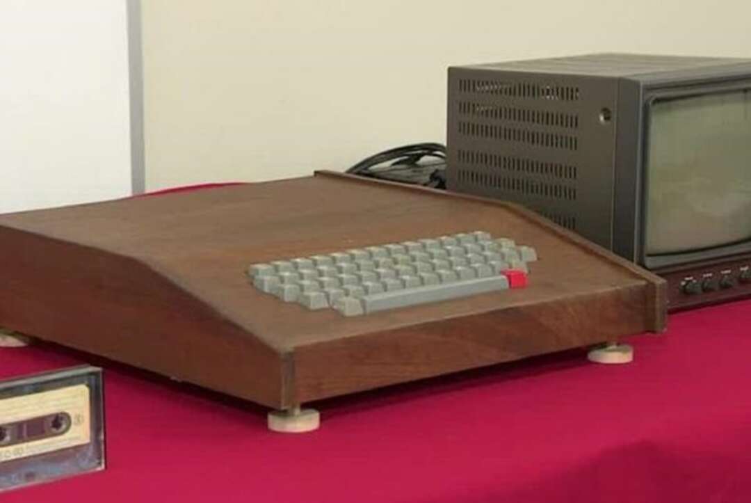 مزاد على أول جهاز كومبيوتر بناه ستيف جوبز وزميله مصنوع يدوياً