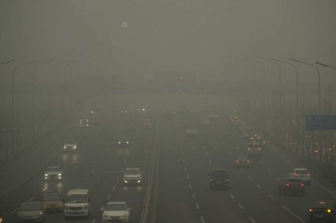 انخفاض مستوى الرؤية في بكين بسبب تلوث الهواء وإغلاق طرقات وملاعب