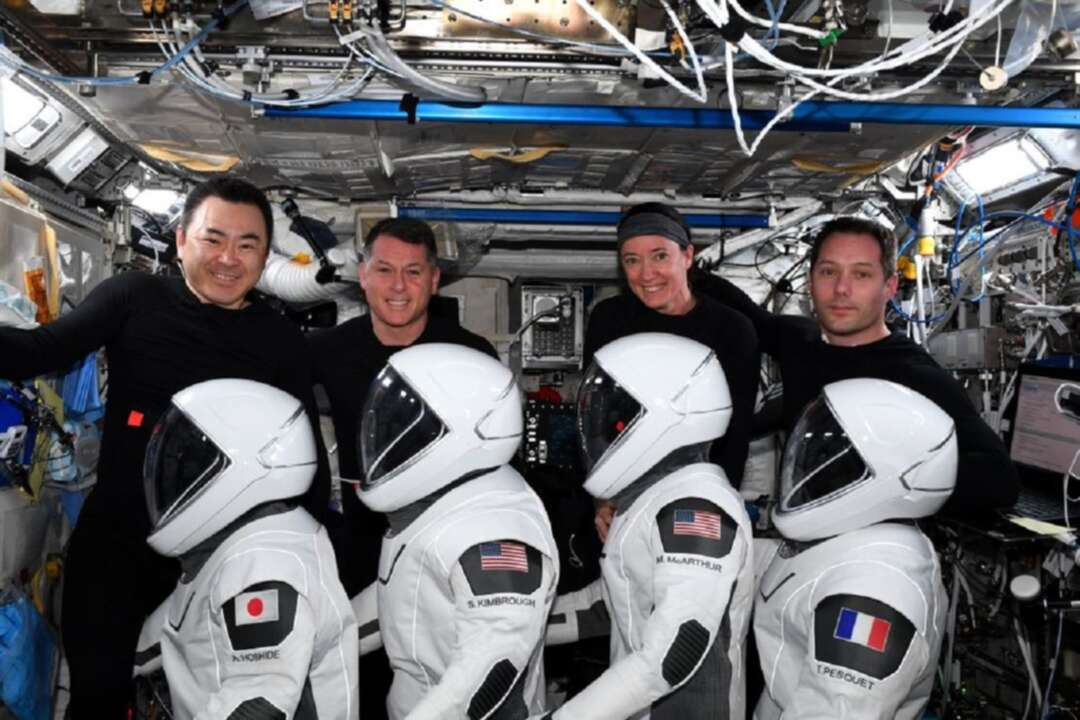 كبسولة سبيس إكس دراجون بطاقمها تهبط في خليج المكسيك بعد 6 أشهر في الفضاء