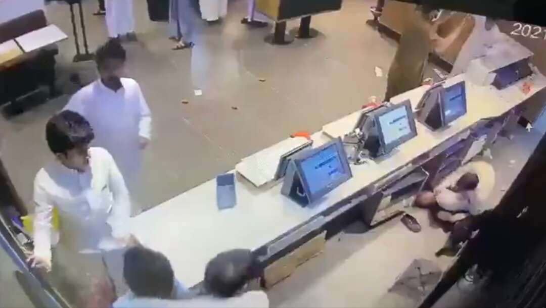 الشرطة السعودية تقبض على 5 مواطنين في واقعة فيديو تحطيم المطعم