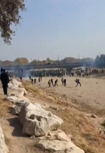 صورة مأخوذة من مقطع فيديو لمتظاهرين لمواطنيين إيرانيين في مدينة أصفهان في نهر جاف يشتبكون مع قوات الأمن