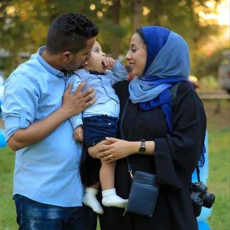 الصحفية رشا عبد الله الحرازي وزوجها محمود العتمي/ عدن