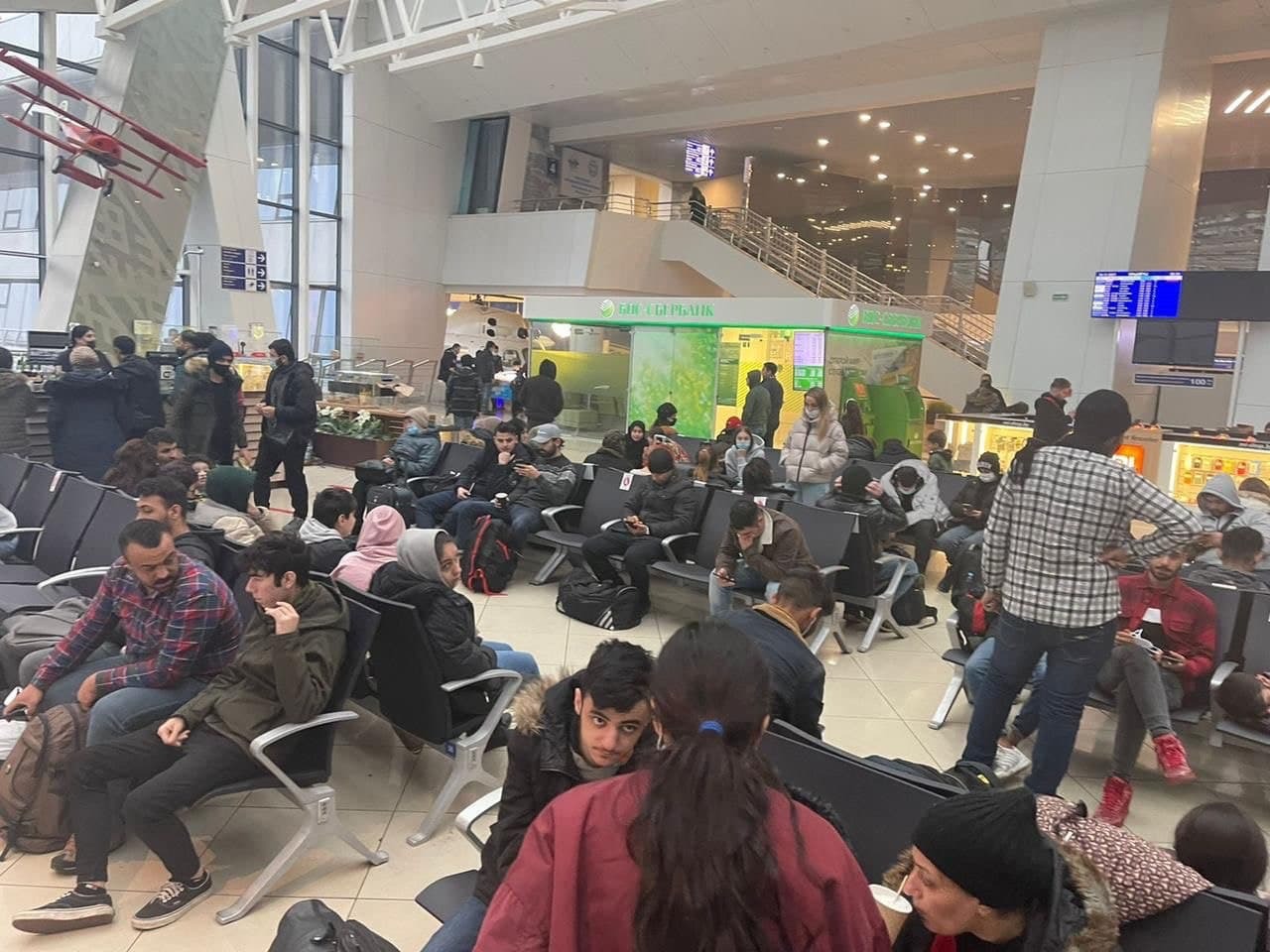 لاجئون عراقيون في المطار بانتظار الطائرة/ روسيا اليوم