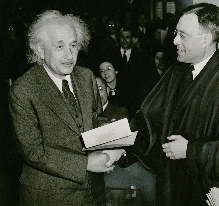 Albert Einstein with judge Phillip Forman/Pixabay