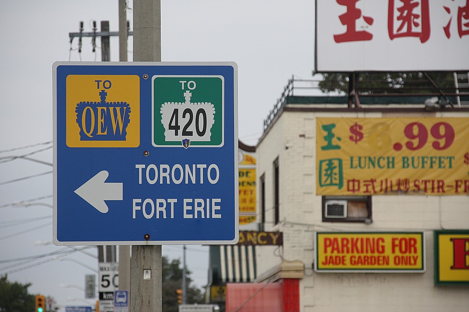 Canada-Niagara-Border area-Road signs-Pixabay