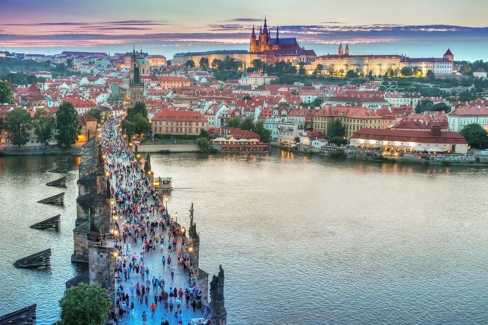 Prague-Tourists in Prague/Pixabay