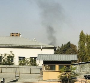 صورة تظهر دخاناً ناتج عن التفجير الانتحاري الذي استهدف مستشفى سردار خان في كابول. متداول توتير.