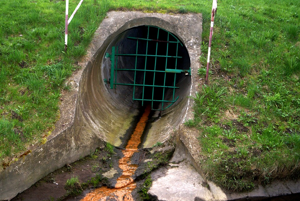 Unsanitary sewage-Old river/Pixabay