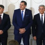 الأعضاء المنتخبون حديثًا للرئاسة الثلاثية - العضو الكرواتي البوسني زيليكو كومسيتش (إلى اليسار) ، والعضو الصربي البوسني ميلوراد دوديك (وسط) والعضو المسلم البوسني سيفيك دزافيروفيتش (إلى اليمين) - يحضرون حفل الافتتاح في سراييفو في نوفمبر 2018.