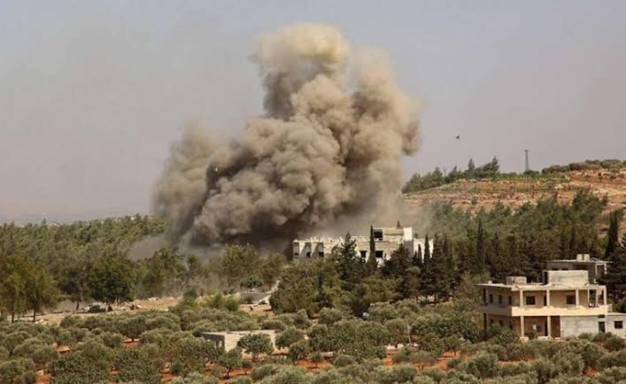 قصف روسي على أطراف مدينة إدلب/ المرصد السوري
