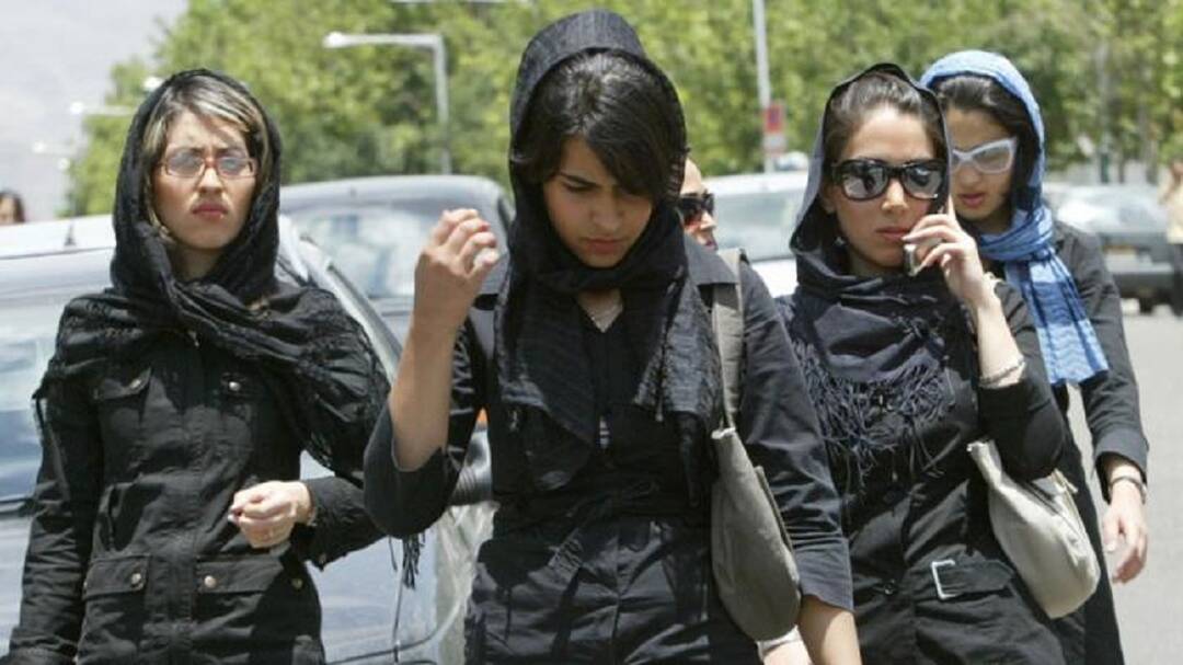 إيران إلى إجراءات جديدة للإجبار على الالتزام بالحجاب