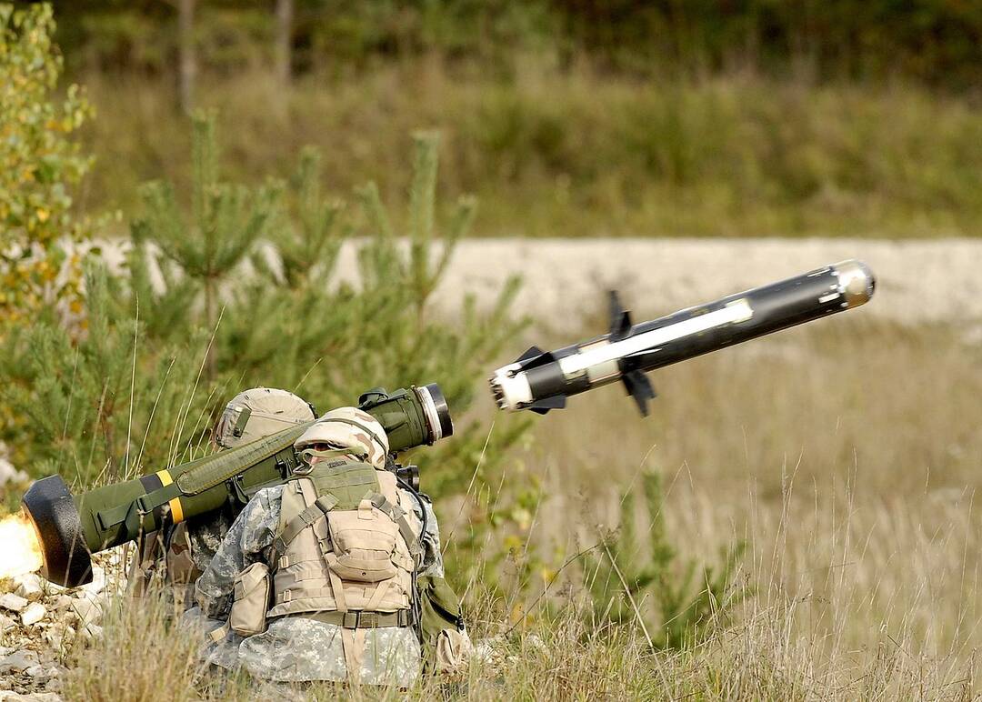 صواريخ جافلين الأمريكية. Two United States Army soldiers fire an FGM-148 Javelin. Credit: United States Army.