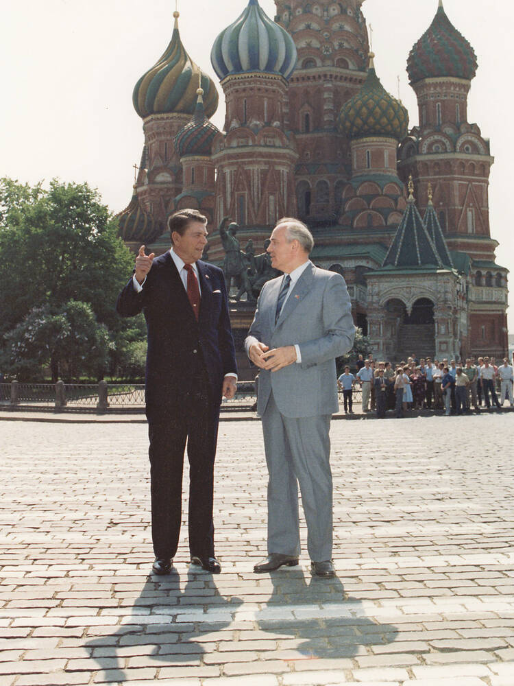 رونالد ريغان وميخائيل جورباتشوف رونالد ريغان (يسار) وميخائيل جورباتشوف في الميدان الأحمر ، موسكو ، 1988. المحفوظات الوطنية ، واشنطن العاصمة