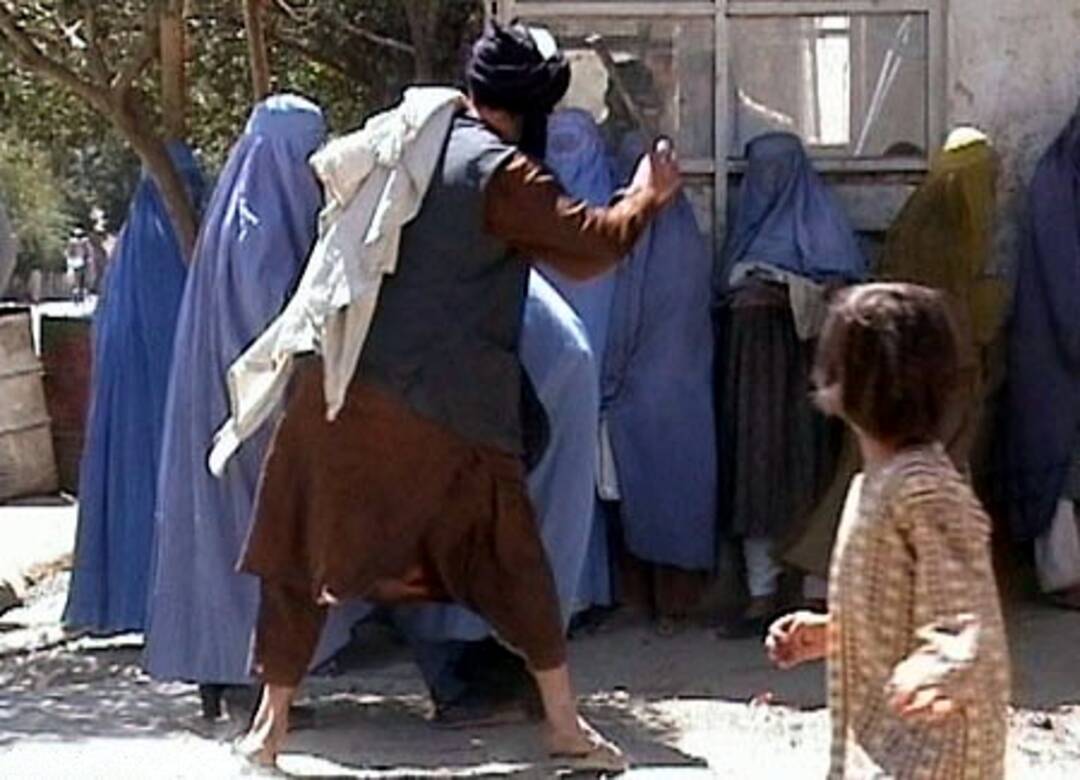 صورة أرشيفية. عنصر من عناصر طالبان إبان حكمهم الأول بين 1996 2001 وطريقة معاملة النساء