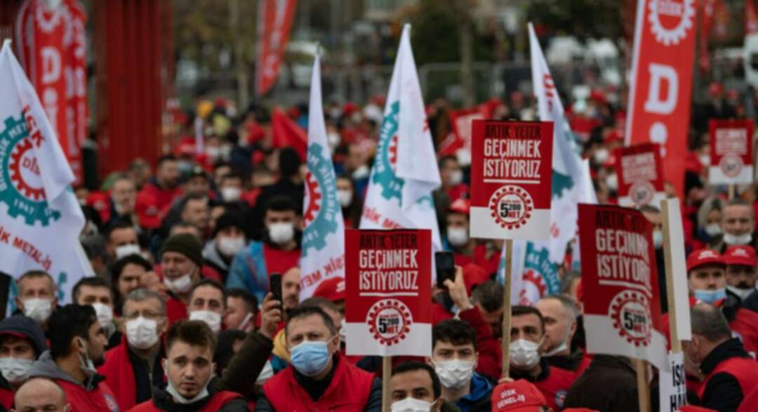 يزدادون فقراً كل يوم.. نقابات عمالية تتظاهر في إسطنبول