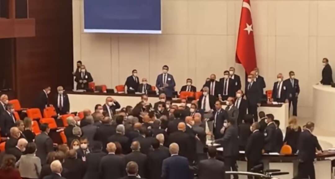 عراك في البرلمان التركي.. وأردوغان يدعو الأتراك للصبر