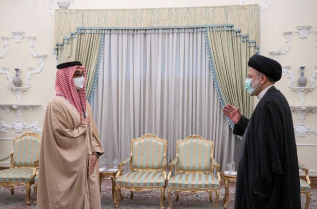 وفد إماراتي برئاسة طحنون بن زايد يلتقي بالرئيس الإيراني