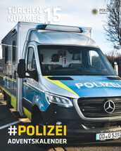 سيارة شرطة عاملة في إقليم ساكسونيا بألمانيا في أثناء القيام بمداهمة في مدينة دريسدن لمجموعة كانت تحرض وتخطط لاغتيال رئيس وزراء دريزدن بسبب قيود كورونا