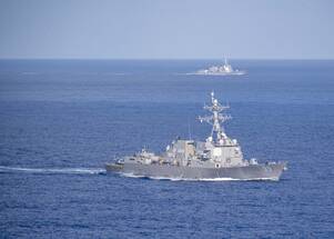 البحرية الأمريكية تصادر أسلحة غير مشروعة من سفينة 