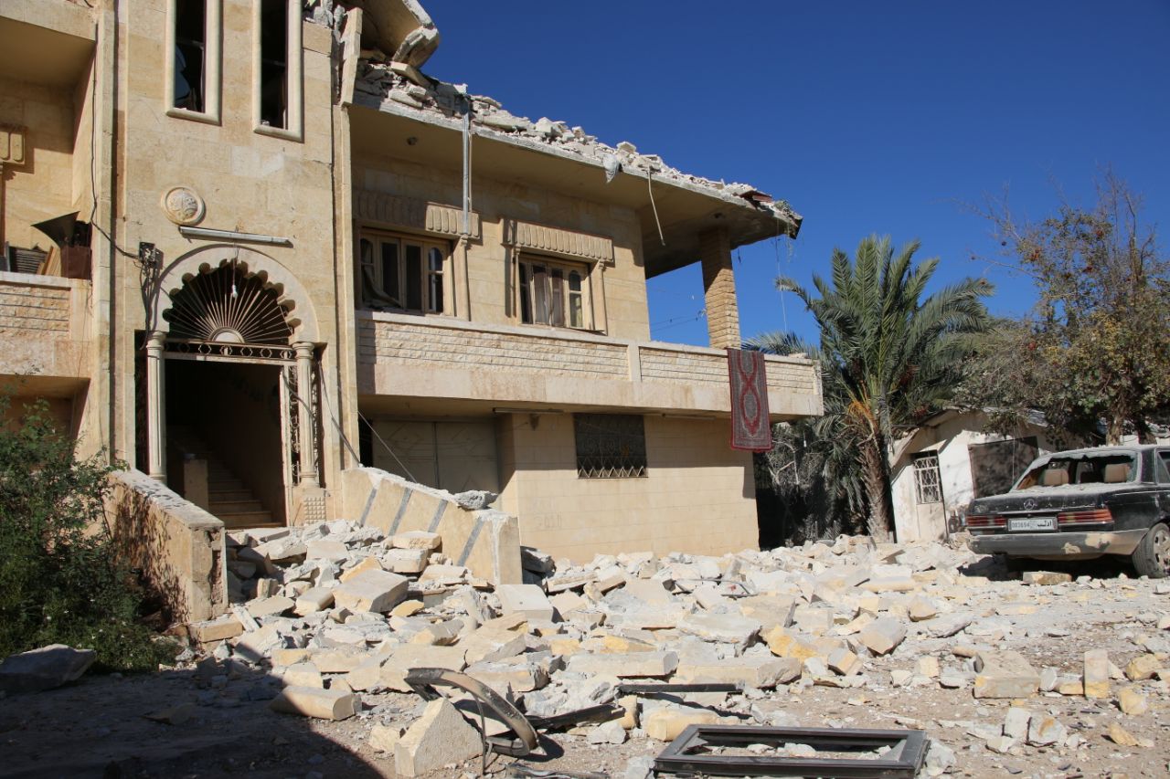 آثار القصف على بلدة بنش بريف إدلب/ تويتر- الدفاع المدني السوري