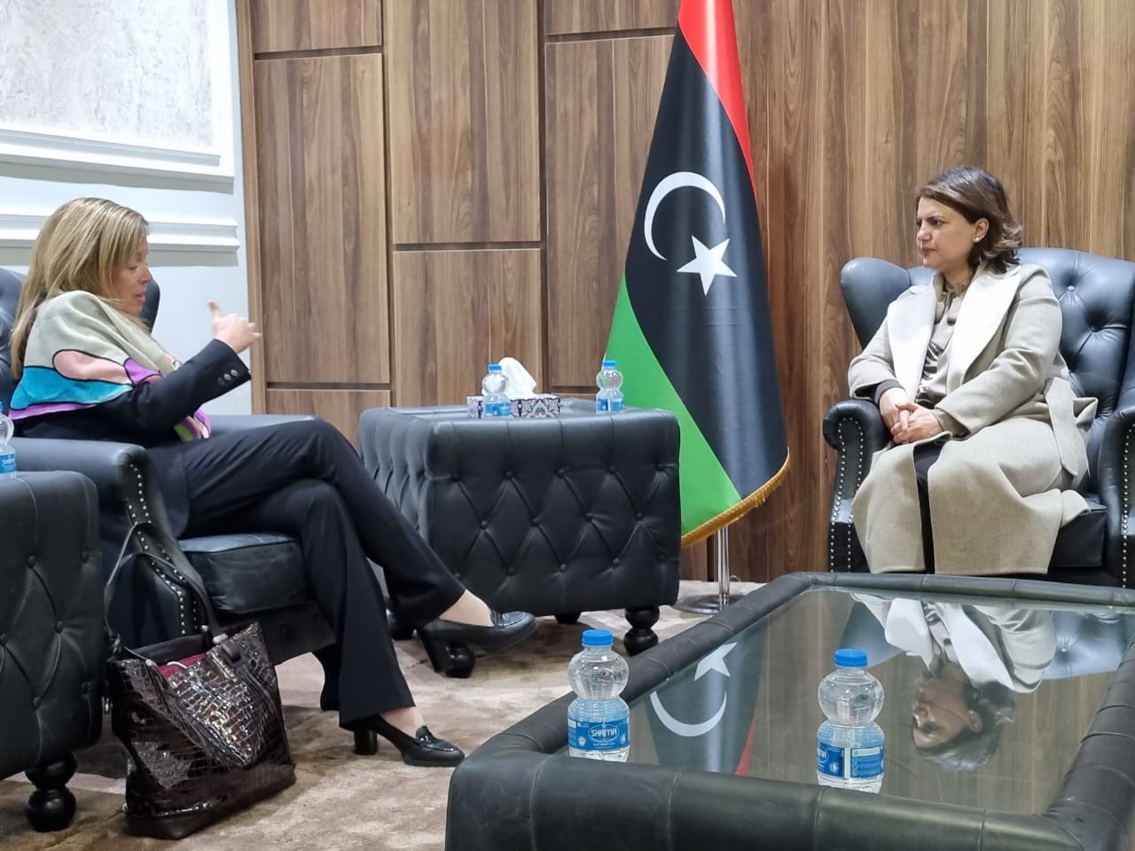 المبعوثة الأممية ستيفاتي وليامز مع وزيرة الخارجية الليبية نجلاء المنقوش/ تويتر