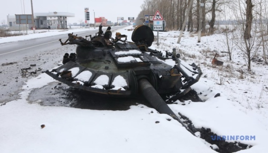 دبابة روسية محترقة في أوكرانيا. مصدر: وكالة الأخبار الأوكرانية